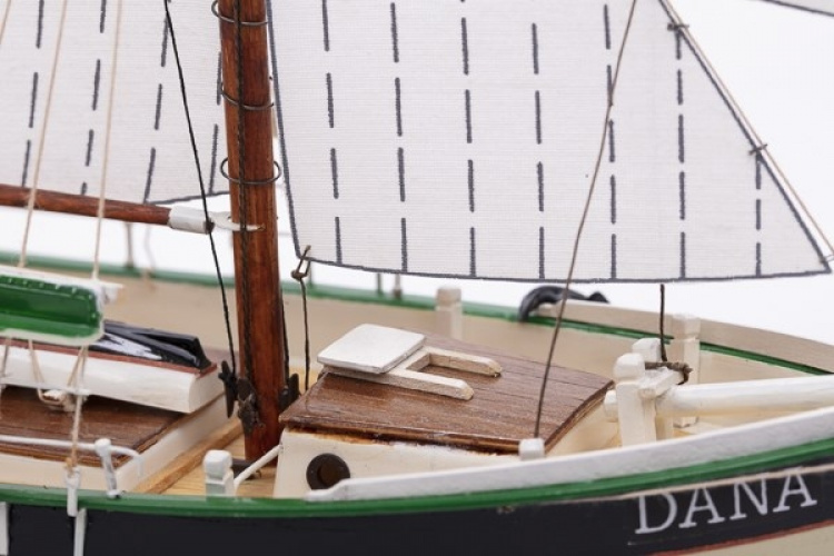 Billing Boats 1:60 Dana - Plastic hull