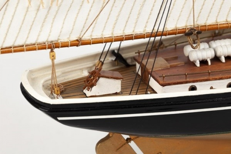 Billing Boats 1:100 Bluenose II -Wooden hull