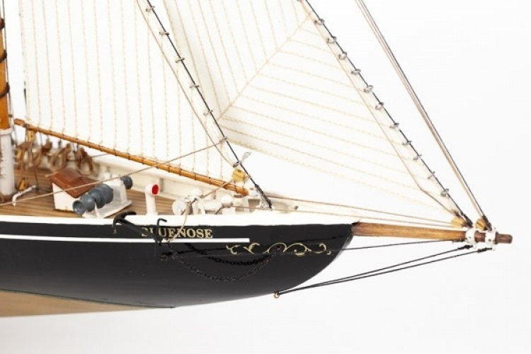 Billing Boats 1:100 Bluenose II -Wooden hull