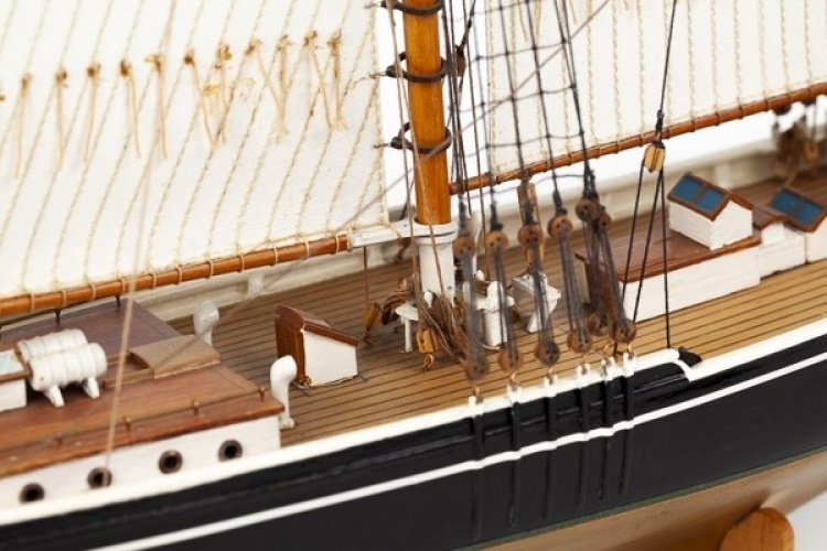 Billing Boats 1:100 Bluenose II -Wooden hull