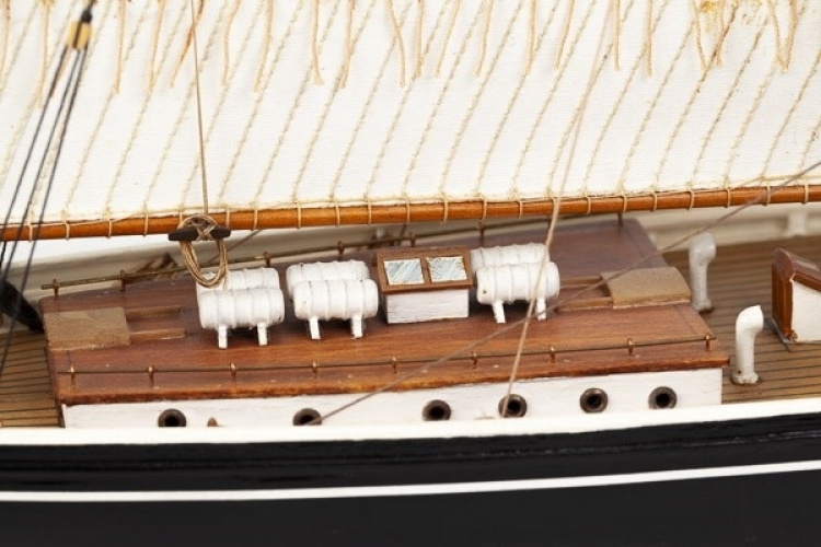 Billing Boats 1:100 Bluenose II -Wooden hull
