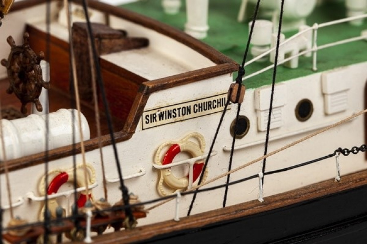 Billing Boats 1:75 Sir Winston Churchill -Wooden hull