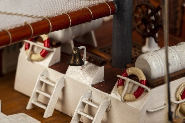 Billing Boats 1:75 Sir Winston Churchill -Wooden hull