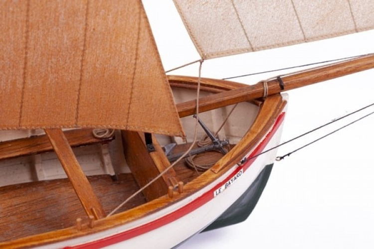 Billing Boats 1:30 LE BAYARD - Wooden hull