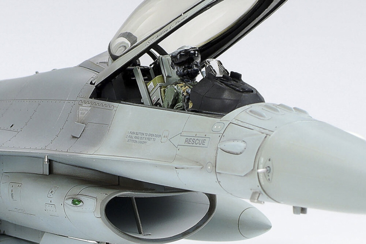 Tamiya 1/48 F-16C (block 25/32)