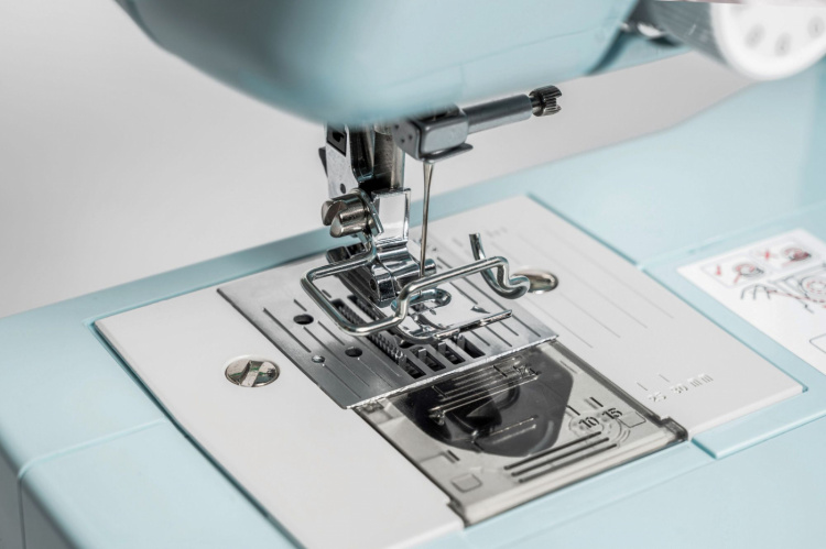 Brother LM14 Limited Edition Symaskine inkl. 10 spoler og fingerbeskyttere, Mint Brother LM14 Limited Edition Symaskine inkl. 10 spoler og fingerbeskyttere, Mint