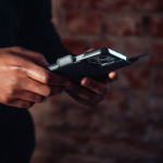 Krusell Telefonpung i læder iPhone 13 Mini Sort Krusell Telefonpung i læder iPhone 13 Mini Sort