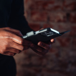 Krusell Telefonpung i læder iPhone 13 Sort Krusell Telefonpung i læder iPhone 13 Sort