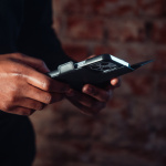 Krusell Telefonpung i læder iPhone 13 Pro Max Sort