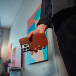 Krusell Telefonpung i læder iPhone 13 Mini Cognac Krusell Telefonpung i læder iPhone 13 Mini Cognac