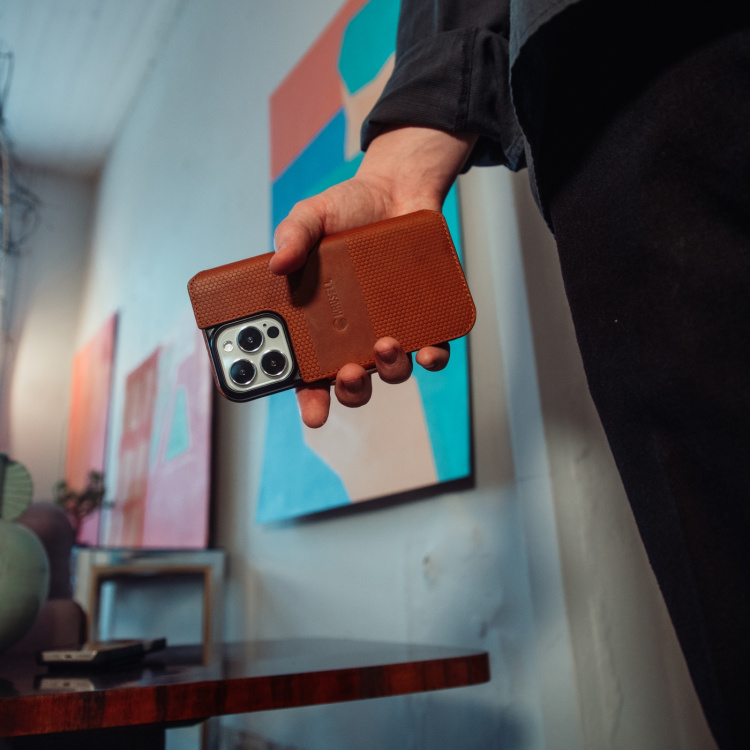 Krusell Telefonpung i læder iPhone 13 Cognac Krusell Telefonpung i læder iPhone 13 Cognac