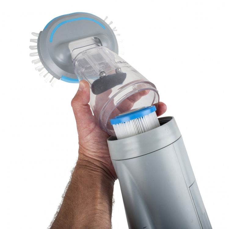 Battery cleaner for pools and spas