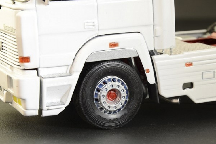 ITALERI 1:24 IVECO Turbostar 190.48 Special