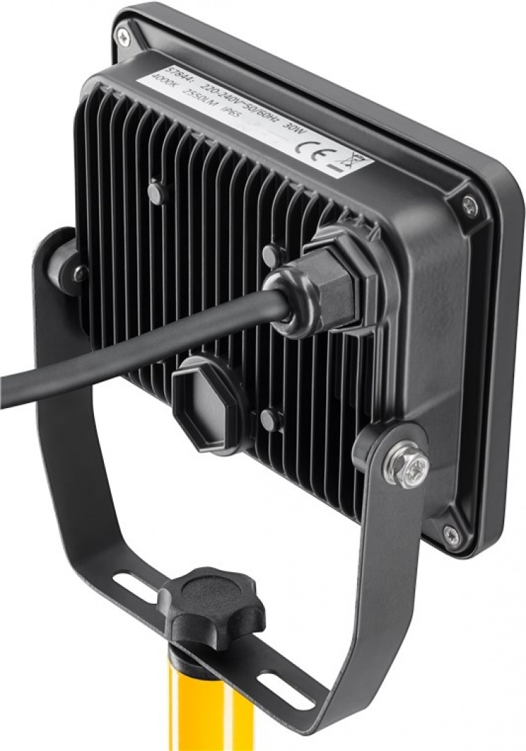 Goobay LED konstruktions spotlight med teleskopisk stativ, 30 W med 2550 lm og neutralt hvidt lys (4000 K), velegnet til indendørs og udendørs brug (IP65)