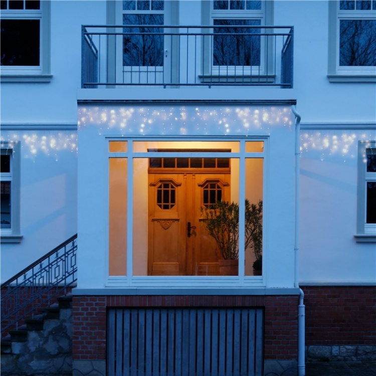 Goobay 400er LED isregn lyskæde med timerfunktion og 24 V udendørs transformator, varm hvid (3000 K), til indendørs og udendørs brug (IP44) Goobay 400er LED isregn lyskæde med timerfunktion og 24 V udendørs transformator, varm hvid (3000 K), til indendørs og udendørs brug (IP44)