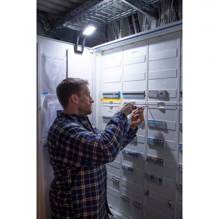 Brennenstuhl Klembar LED-arbejdslampe 1050 MA (batteri LED-arbejdslampe 10W, 950lm, IP65, 12 timers brændetid, udviklet i Tyskland) Brennenstuhl Klembar LED-arbejdslampe 1050 MA (batteri LED-arbejdslampe 10W, 950lm, IP65, 12 timers brændetid, udviklet i Tyskland)