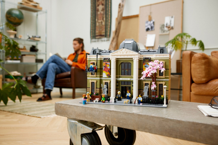 LEGO Icons 10326 - Natural History Museum