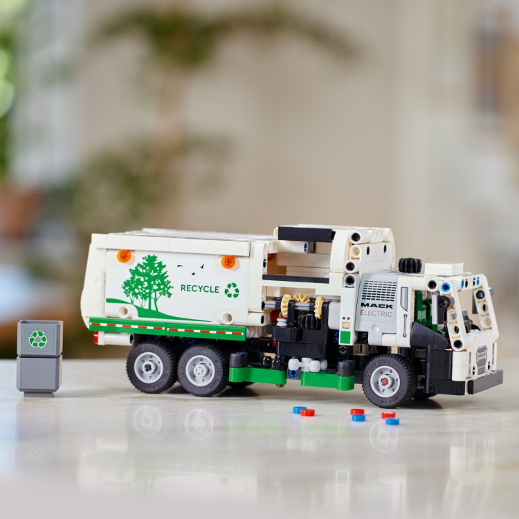 LEGO Technic 42167 - Mack® LR Electric Garbage Truck LEGO Technic 42167 - Mack® LR Electric Garbage Truck