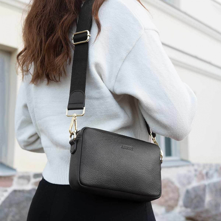 Aarni Crossbody Bag, sort, sølvfarvet lynlås