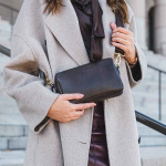 Aarni Crossbody Bag, sort, sølvfarvet lynlås