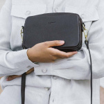 Aarni skulderrem i hjorteskind, sort/guld