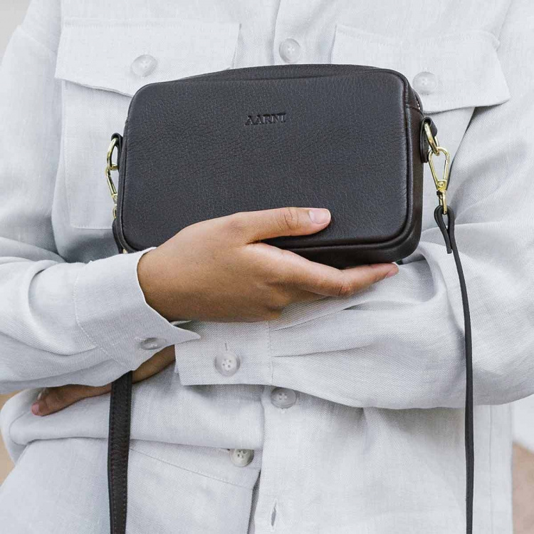 Aarni skulderrem i hjorteskind, sort/guld