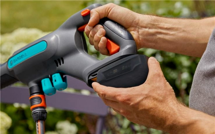 GARDENA AquaClean 24/18V P4A Premium middelhøjtryksrenser med vandtank, batteri og oplader