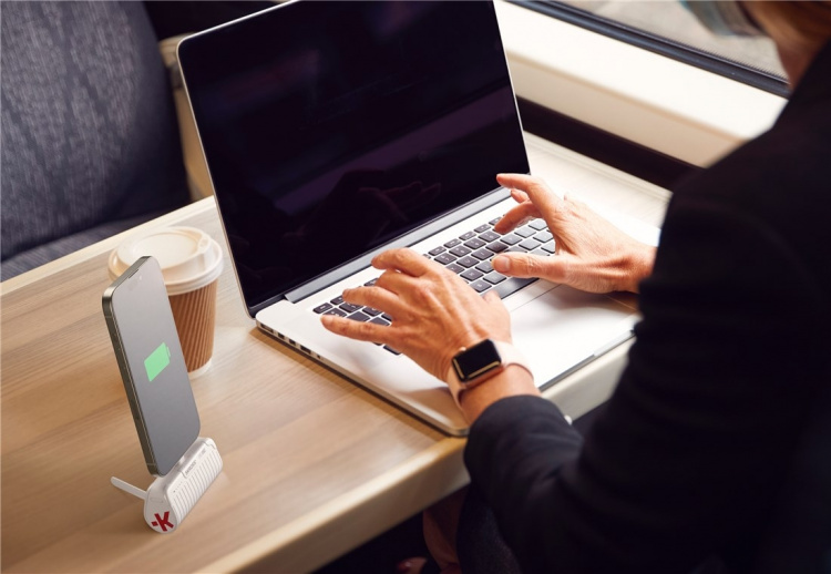 SKROSS Power Stand 18,5 W, 5000 mAh powerbank och smartphone-stativ i ett