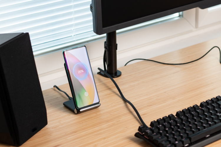 Wave Qi Desktop Stand 15W med trådløs opladning, sort Wave Qi Desktop Stand 15W med trådløs opladning, sort