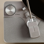 Lenco Fuldautomatisk lodret pladespiller med indbyggede højttalere og Bluetooth® Silver Lenco Fuldautomatisk lodret pladespiller med indbyggede højttalere og Bluetooth® Silver