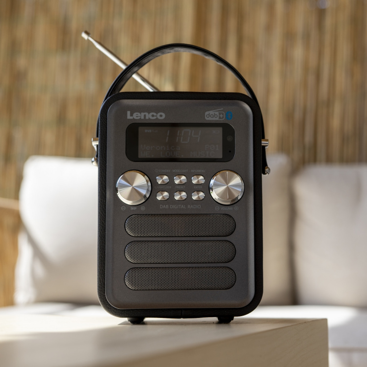 Lenco Bærbar DAB+ FM-radio med Bluetooth® og AUX-indgang, genopladeligt batteri Sort Lenco Bærbar DAB+ FM-radio med Bluetooth® og AUX-indgang, genopladeligt batteri Sort